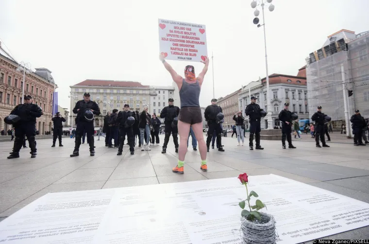 Šimun je još kazao da se na putu prema Trgu mimoišao sa šest ili sedam žena koje su ga &quot;gledale požudno&quot;, a tvrdi da im se jedva uspio oduprijeti. Nakon toga zaustavila ga je policija, a organizatori molitve su mu rekli da im se ne može pridružiti.