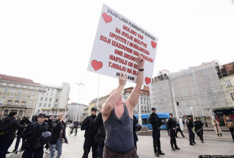 &quot;Poslali su me na kontraprosvjed, gdje su mi, na moje još veće iznenađenje, počeli pljeskati&quot;, rekao je te dodao: &quot;Žao mi je što su me otkantali iz mog tabora&quot;.