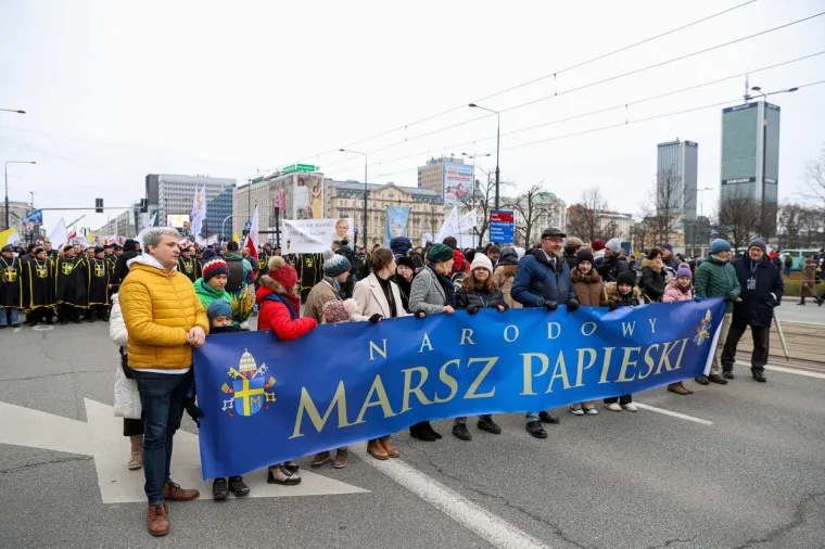 Tisuće Poljaka marširalo za ugled Ivana Pavla II. Pogledajte kakvu su mu podršku pružili