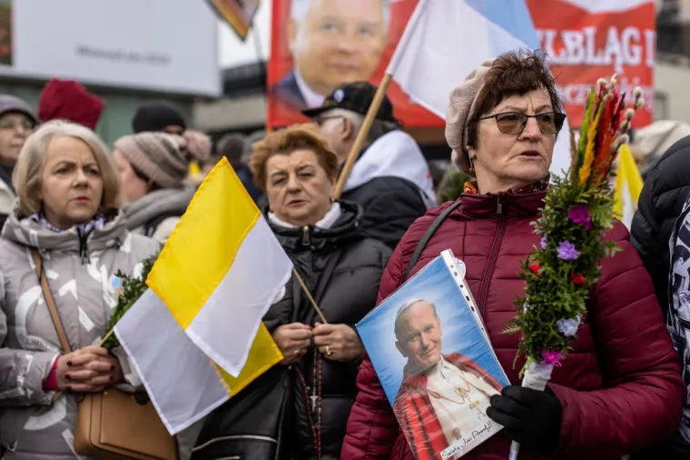 Tisuće Poljaka marširalo za ugled Ivana Pavla II. Pogledajte kakvu su mu podršku pružili