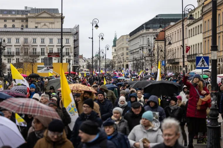 Tisuće Poljaka marširalo za ugled Ivana Pavla II. Pogledajte kakvu su mu podršku pružili