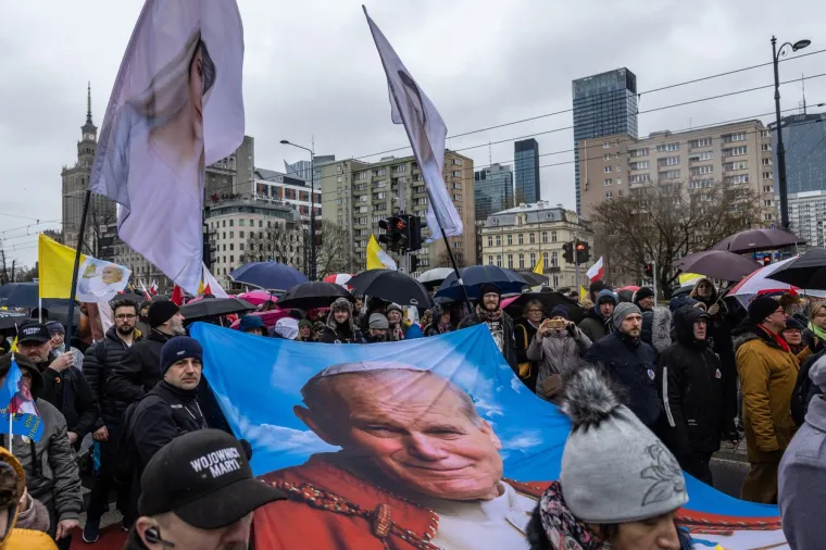 Tisuće Poljaka marširalo za ugled Ivana Pavla II. Pogledajte kakvu su mu podršku pružili