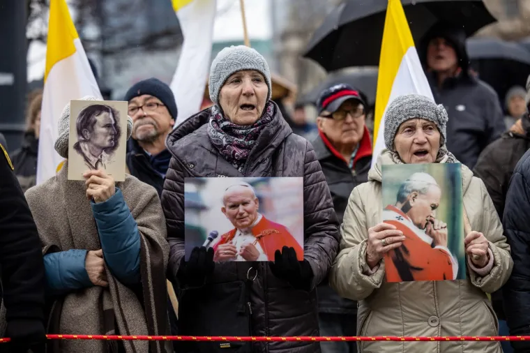 Tisuće Poljaka marširalo za ugled Ivana Pavla II. Pogledajte kakvu su mu podršku pružili