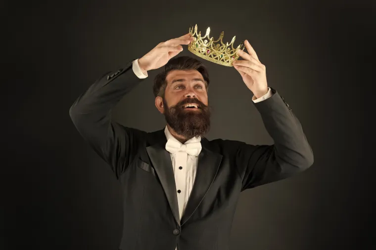 6. Poznati su po tome što se ljute: Svima ostalima vjerojatno izgledaju veoma samopouzdani - narcis djeluje kao osoba koju nije briga što drugi ljudi misle o njoj. To ne može biti dalje od istine. Njima je duboko stalo do toga za zadrže svoju idealiziranu sliku o sebi i imaju problem s toleriranjem bilo kakve vrste neodobravanja ili uvrede. &apos;Bez obzira na to koliko je mala kritika, svaku osjećaju kao ogroman osobni napad i malo je vjerojatno da će ga zaboraviti. Ako se osjećaju omalovaženo ili napušteno, ne prebole to&apos;, ističe McBride. Tada, umjesto da se bave svojim povrijeđenim osjećajima, oni se ljute i traže osvetu, u ovom ili onom obliku. 