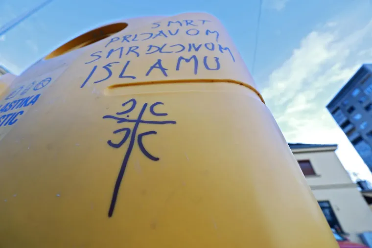 Na kontejnerima okretišta Črnomerec osvanuli natpisi mržnje o islamu, kršćanstvu, muslimanima...