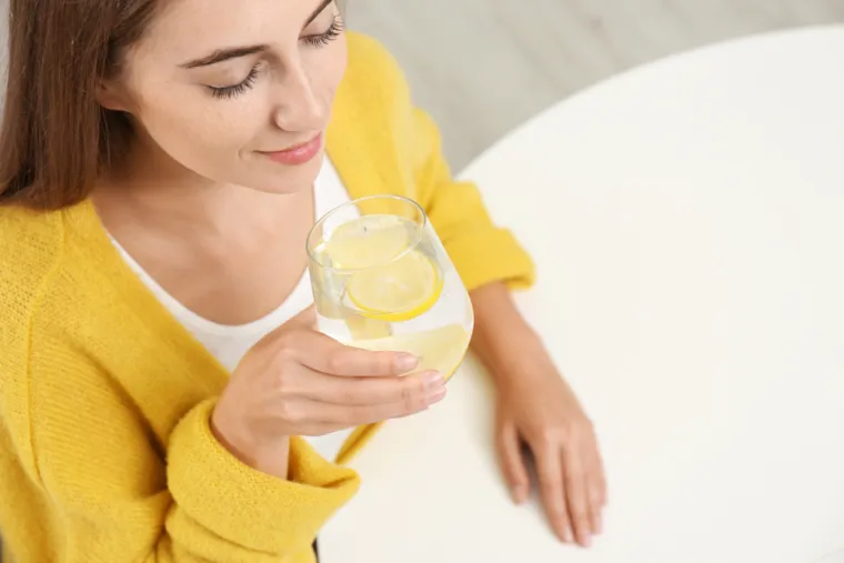 8. Voda s limunom: Dodavanje limuna u vodu dobiva se vitamin C i drugi antioksidansi. Također pomaže u održavanju hidratacije.