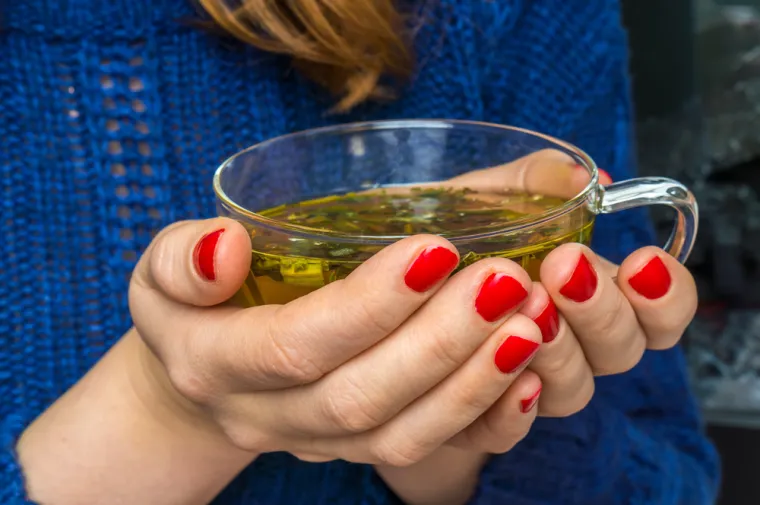 Popijte vruću &scaron;alicu zelenog čaja nakon obroka. Topli napitak će isprati ulje iz če&scaron;njaka koje se zadržalo na jeziku ili zubima te pomoći u osvježavanju usne &scaron;upljine.
