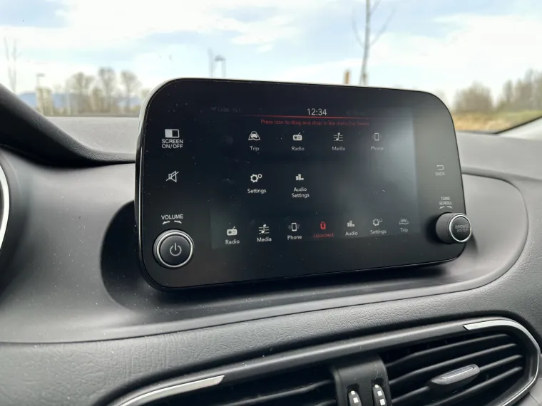 Glavni ekran od 7 inča (u višem paketu opreme je 10 inča) nudi sve potrebno, a tu je i spajanje mobitela putem aplikacija Apple Car Play i Andriod Auto