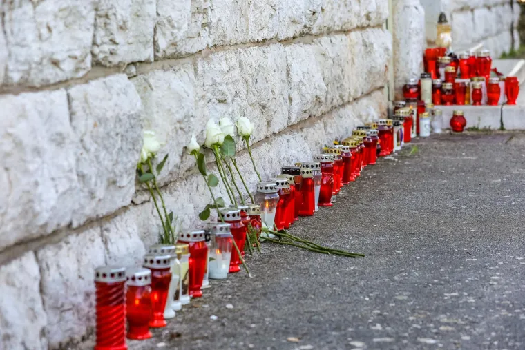 Prijatelji zapalili svijeće i ostavili ruže za maturanta koji je stradao na maturalcu u Pragu