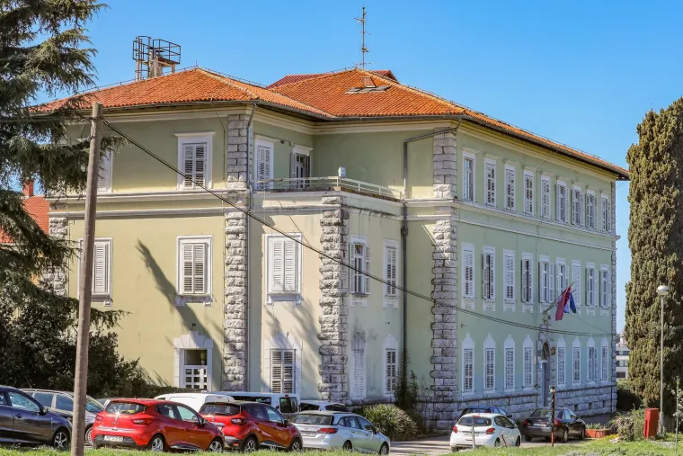 Prijatelji zapalili svijeće i ostavili ruže za maturanta koji je stradao na maturalcu u Pragu