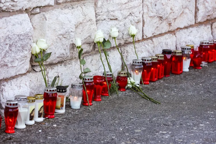 Prijatelji zapalili svijeće i ostavili ruže za maturanta koji je stradao na maturalcu u Pragu