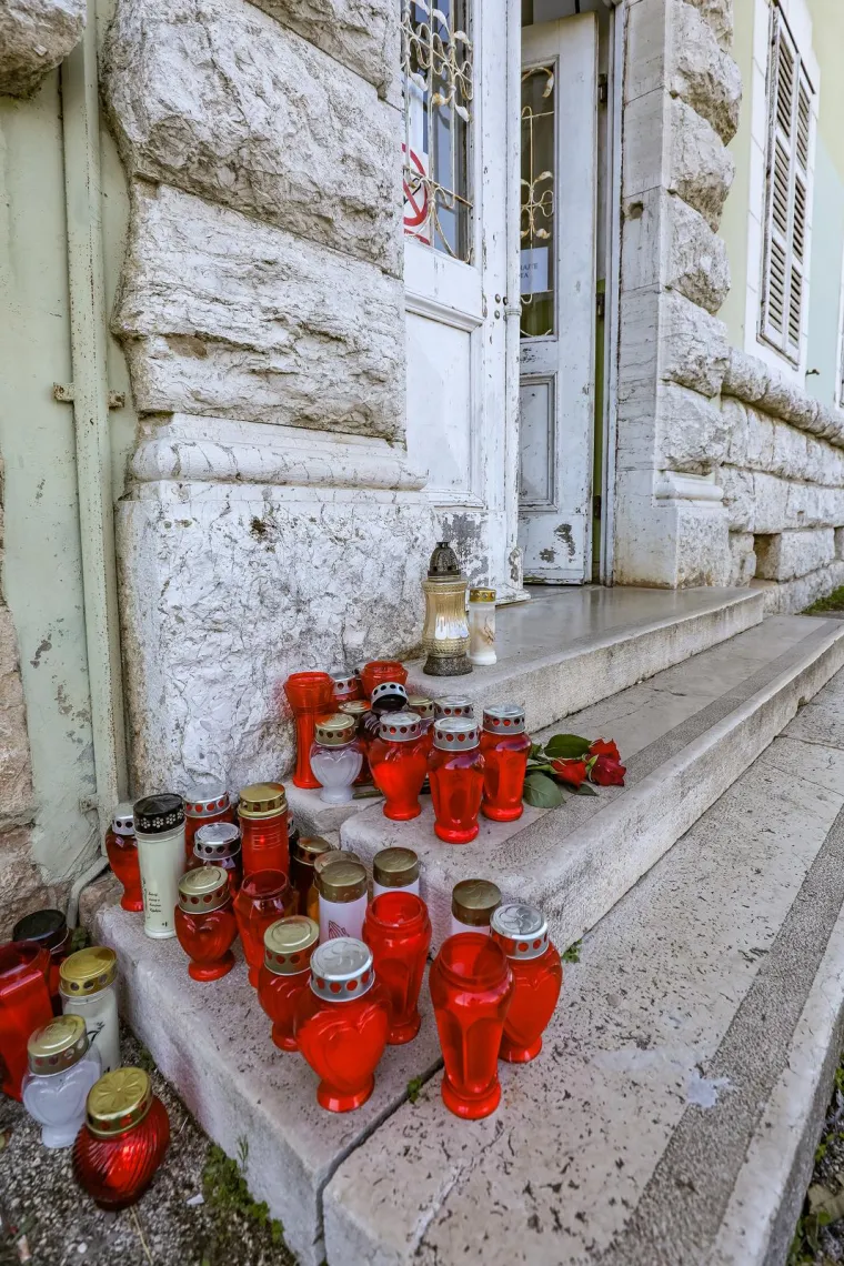 Prijatelji zapalili svijeće i ostavili ruže za maturanta koji je stradao na maturalcu u Pragu