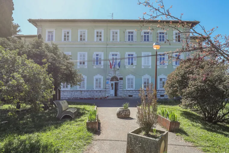 Prijatelji zapalili svijeće i ostavili ruže za maturanta koji je stradao na maturalcu u Pragu