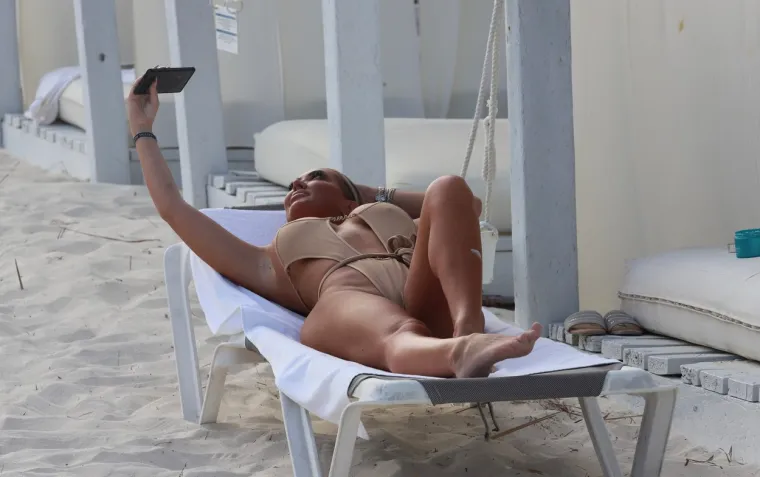 Zvijezda Big Brothera napravila show na pješčanoj plaži: Izvijala se, mazala kremicama, 'bacila selfie' i širila noge dok 'čita'