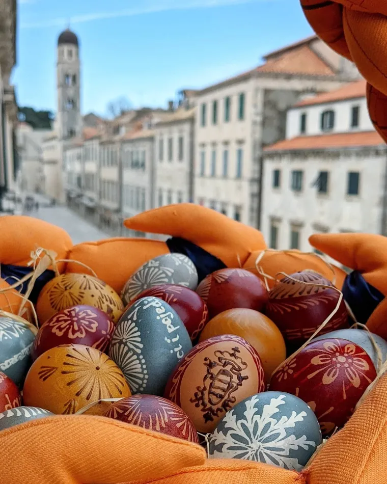 Penganje je tradicionalni način ukrašavanja uskrsnih jaja na širem dubrovačkom području. Za penganje su potrebna jaja, rastopljeni pčelinji vosak i penica. Još su poželjni mirna ruka i sigurnost koja se stječe s vremenom. Još su poželjni mirna ruka i sigurnost koja se stječe s vremenom.

