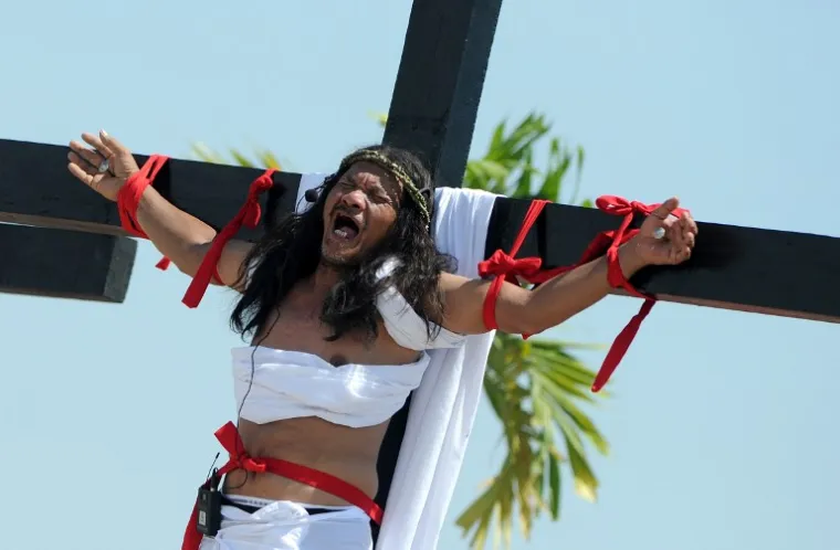 Filipinska uskrsna tradicija sastoji se od samokažnjavanja, odnosno bičevanja. Mladi Filipinci bičem se udaraju po leđima dok ne otupe od boli. Dok neki idu do kraja, pribijanja za križ.
