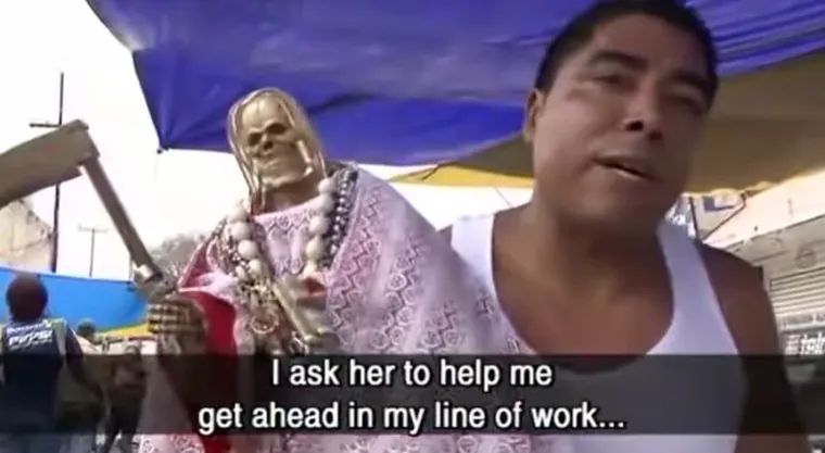 Sveta Smrt (Santa Muerte), neslužbeni je svetac koji se slavi na meksičkim ulicama tokom Velikog tjedna. U velikim procesijama dominira kip Santa Muerte koji je najčešće čudna kombinacija Isusa, Marije i Skeletora.