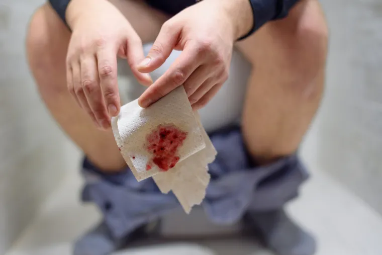 Dodaje kako se tumori na lijevoj strani debelog crijeva relativno lakše dijagnosticiraju i pacijenti sami mogu posumnjati na bolest jer tumori mogu uzrokovati vidljivo krvarenje u stolici, ali i promjenu konzistencije i oblik stolice. “Karakterističan znak tumora rektuma je sužena stolica, odnosno stolica tanka poput olovke”, ističe liječnica. Jevtović također naglašava da svaka vidljiva krv u stolici, kao i promijenjen ritam pražnjenja crijeva koji traje neko vrijeme uz neke od navedenih simptoma trebaju biti alarm da se pacijent javi liječniku.