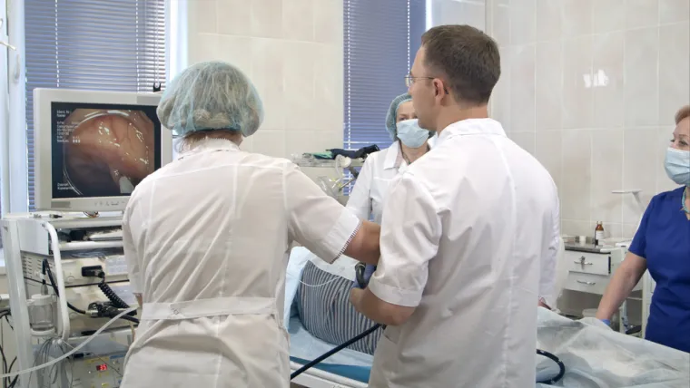 “Bolest se najčešće javlja kod osoba u dobi od oko 65 godina, no posljednjih godina sve je veći broj mlađih pacijenata, onih u 40-ima. Također, pojava bolesti nešto je češća kod muškaraca nego kod žena, a odnos je otprilike 60 posto kod muškaraca i 40 posto kod žena, kaže onkologinja Jevtović.