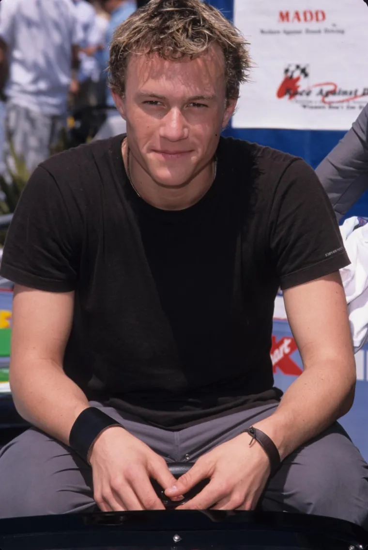 Kad je tek krenuo razmišljati o filmu, Christopher Nolan s Ledgerom je pregovarao oko uloge Batmana. No, on je očito imao nešto protiv superheroja, jer je već ranije odbio ulogu Spidermana. Kasnije mu je, izjavio je, bilo žao, zbog čega je i molio Nolana da baš njega stavi u ulogu Jokera u filmu o Batmanu.
