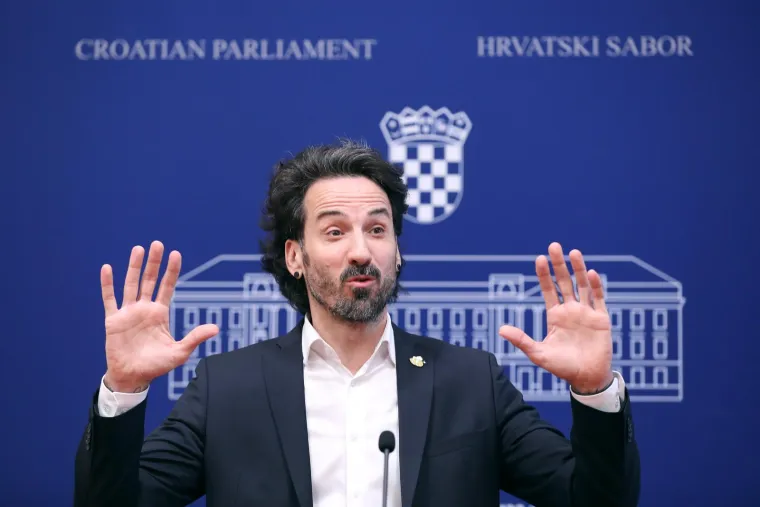 Pogledajte kakve je urnebesne face radio Miletić: Nikad zgodniji, nikad ljepši, razbarušene kose... i traži ostavku ministra