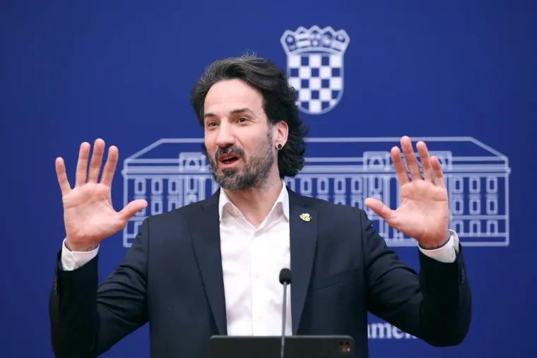 Pogledajte kakve je urnebesne face radio Miletić: Nikad zgodniji, nikad ljepši, razbarušene kose... i traži ostavku ministra