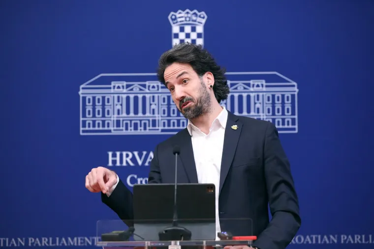 Pogledajte kakve je urnebesne face radio Miletić: Nikad zgodniji, nikad ljepši, razbarušene kose... i traži ostavku ministra