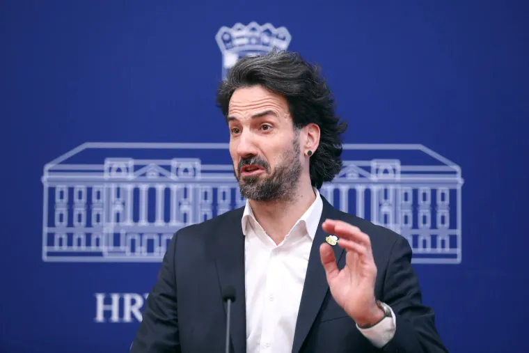 Pogledajte kakve je urnebesne face radio Miletić: Nikad zgodniji, nikad ljepši, razbarušene kose... i traži ostavku ministra