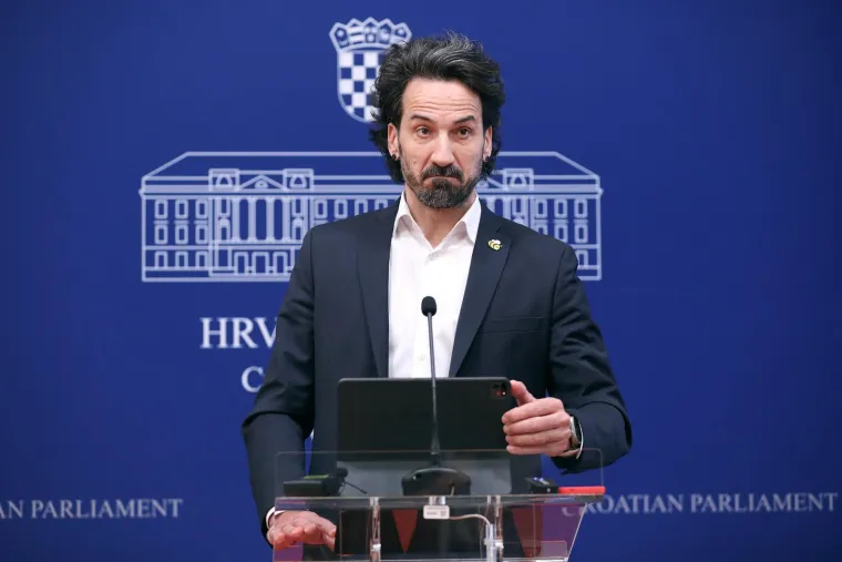 Pogledajte kakve je urnebesne face radio Miletić: Nikad zgodniji, nikad ljepši, razbarušene kose... i traži ostavku ministra