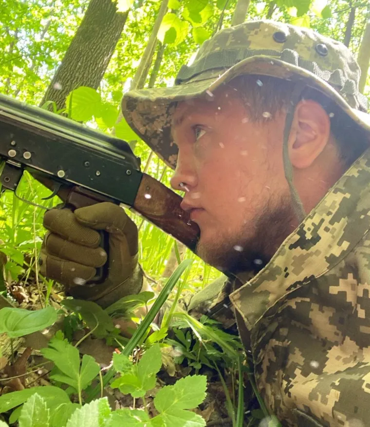 Vitalij Merinov bio je hrabar u akcijama, a ovdje ga možemo vidjeti na položaju u zasjedi koju su priredili Rusima. 