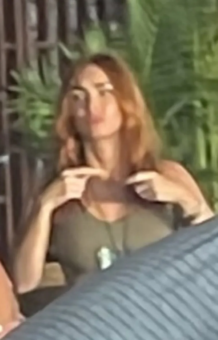 Međutim, nekoliko sati poslije eventa na kojem su viđeni zajedno, Megan je izbrisala sve njihove zajedničke slike s Instagrama, a onda je objavila niz atraktivnih selfieja ispred ogledala iza kojih stoji stilist.

