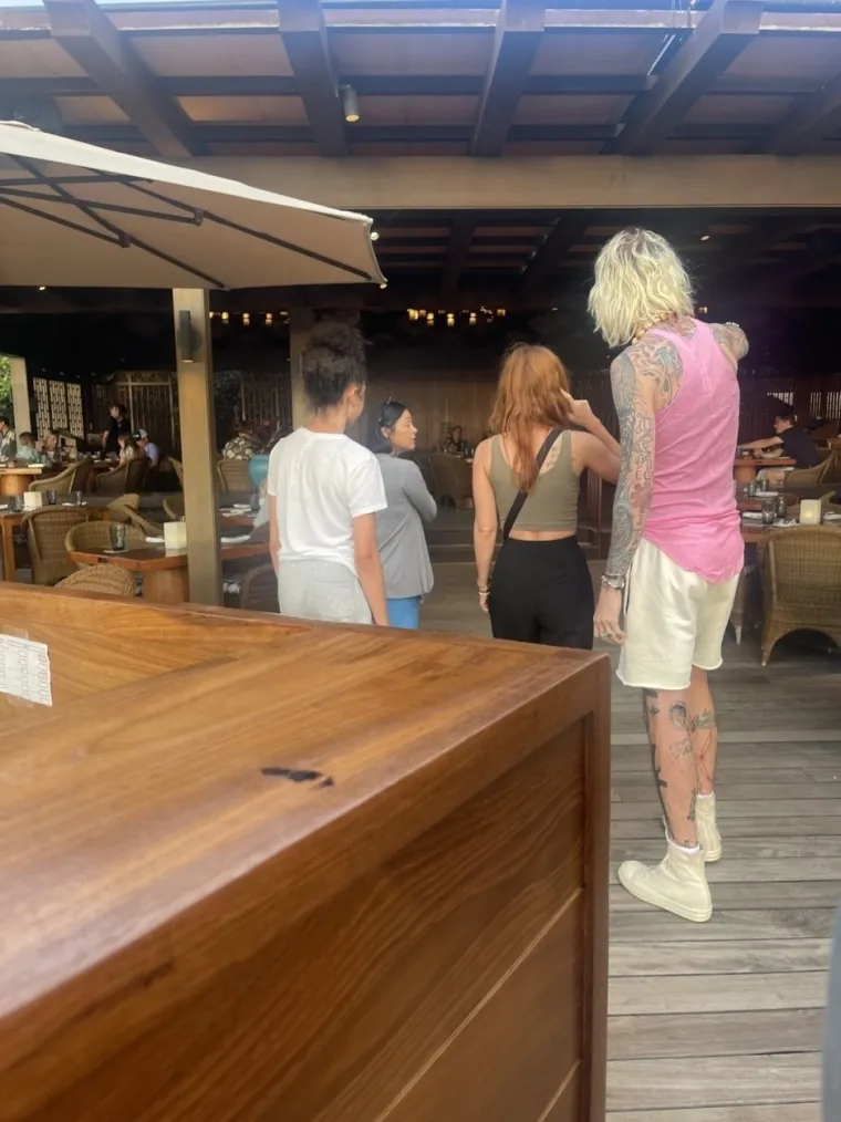 Megan je zatim sve objasnila u opisu fotografija.

&apos;Mogu osjetiti sramotu, u tvom je dahu&apos;, napisala je na Instagramu citirajući stihove Beyoncéine pjesme &apos;Lemonade&apos;, za koju se vjeruje da je referenca na navodnu Jay-Z-jevu prevaru.