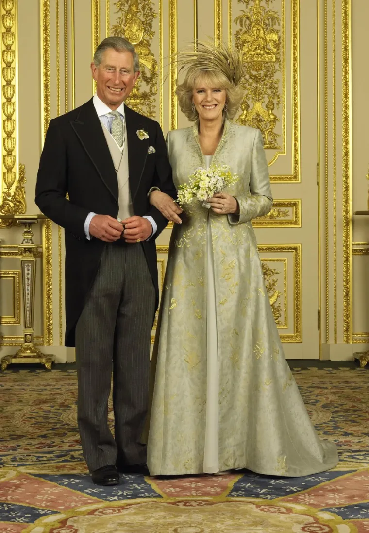 U srpnju 1973. godine Camilla se udala za Andrewa Parkera Bowlesa, utjecajnog oficira u britanskoj vojsci, koji je prije nje bio u vezi s princezom Annom, mlađom sestrom princa Charlesa. Bivša Camillina školska kolegica medijima je otkrila kako je ona bila u potrazi za bogatim suprugom i to joj je bio prioritet. &apos;Camilla se željela zabavljati, ali i bogato udati&apos;, rekla je.

