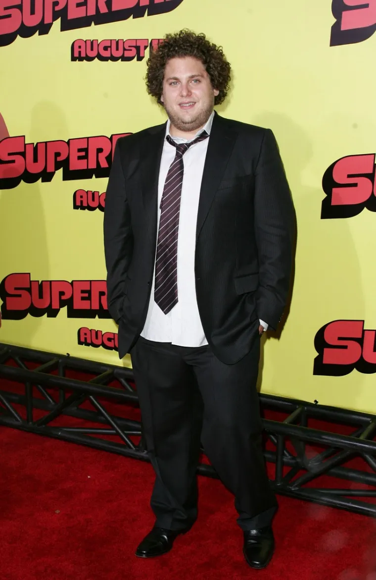 Inače, Jonah Hill poznat je po svojim komičnim ulogama u filmovima uključujući Superbad, Knocked Up, 21 Jump Street, This Is the End i 22 Jump Street. Za svoje izvedbe u filmovima Moneyball i Vuk s Wall Streeta bio je nominiran za Oscara za najboljeg sporednog glumca.