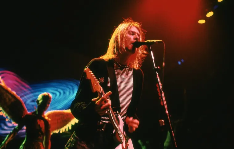 2. Kurt Cobain: Industrija showbiznisa, njegovi prijatelji i obitelj ostali su slomljena srca i šokirani kada je Kurt Cobain preminuo u 27. godini života 8. travnja 1994. godine. Rock legendu Nirvane, poznatog po ozloglašenim pjesmama Smells Like Teen Spirit i Come as You Are, otkrio je električar. 