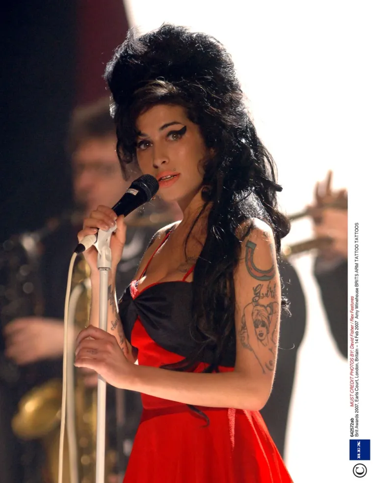 3. Amy Winehouse: Pjevačica Amy Winehouse umrla je 23. srpnja 2011. u 27. godini života. Na vrhuncu svoje slave, pop zvijezda je pronađena mrtva u svom domu u Camdenu u sjevernom Londonu. Istraga je otkrila da je pjevačica umrla od trovanja alkoholom, a mrtvozornik je izjavio: &quot;Ona je dobrovoljno konzumirala alkohol, što je bio namjeran čin koji je neočekivano doveo do njezine smrti.&quot; 