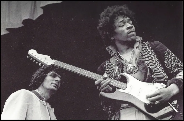 4. Jimi Hendrix: Jedna od najslavnijih rock zvijezda svih vremena, Jimi Hendrix, bio je jednako poznat po drogiranju kao i po sviranju gitare. Pjevač je pronađen mrtav u stanu u Notting Hillu 18. rujna 1970. u dobi od 27 godina. U to je vrijeme boravio s prijateljima u Londonu nakon što je prekinuo europsku turneju. 