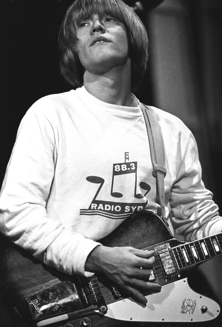 5. Brian Jones: Još jedan misterij je onaj legende rock zvijezde i zvijezde Rolling Stonesa, Briana Jonesa. To ostaje jedna od najvećih misterija u povijesti rocka jer se mnogi pitaju što se stvarno dogodilo s 27-godišnjakom prije nego što je umro. Bivši pjevač Rolling Stonesa pronađen je mrtav u bazenu u svojoj kući, Cotchford Farm u Sussexu, 1969. godine. 