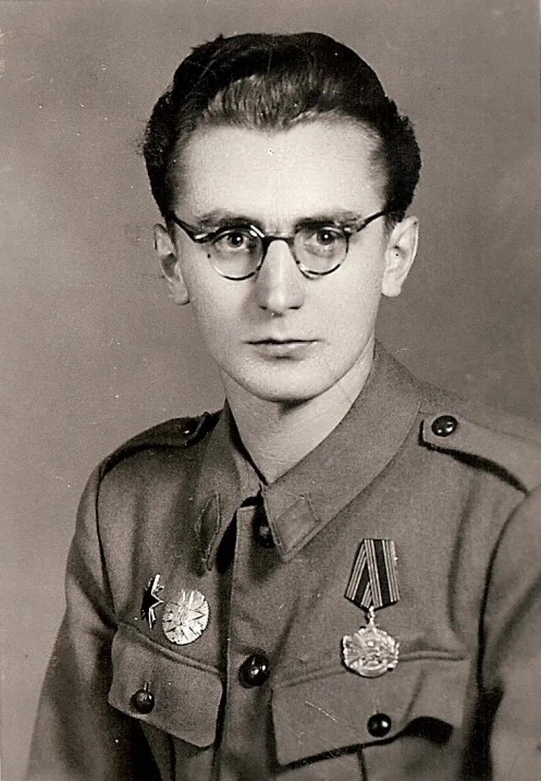 Tuđman u Beogradu nakon što je dobio orden za hrabrost. Snimka je navodno nastala između listopada 1945. i travnjak 1946. 