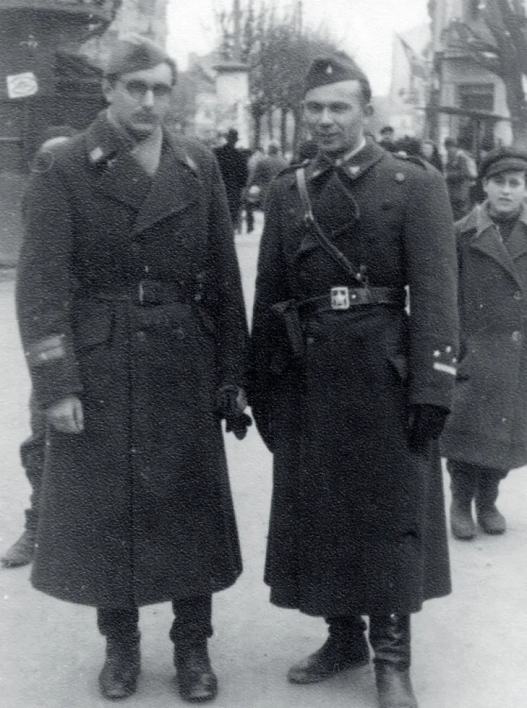 Politički komesar brigade s rangom majora Franjo Tuđman i kapetan Joža Horvat, kasnije književnik, snimljeni u Beogradu 1945. godine