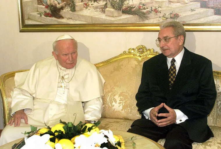 Znate li kako je Tuđman izgledao prije nego što je postao predsjednik?  I neki njegovi strastveni sljedbenici teško bi ga prepoznali