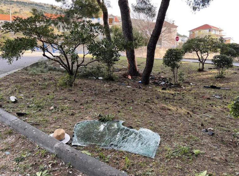 Ovo je mjesto stravične nesreće kod Trogira. Dvojica mladića jurili autom pa se zabili u drvo