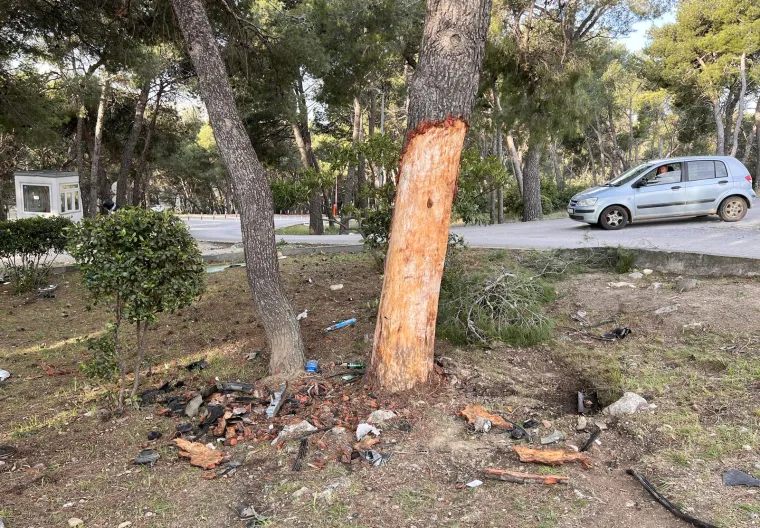 Ovo je mjesto stravične nesreće kod Trogira. Dvojica mladića jurili autom pa se zabili u drvo