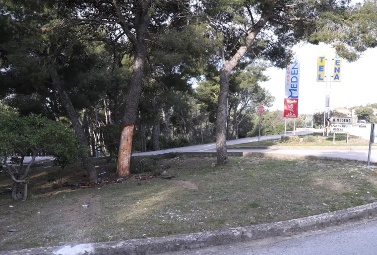 Ovo je mjesto stravične nesreće kod Trogira. Dvojica mladića jurili autom pa se zabili u drvo