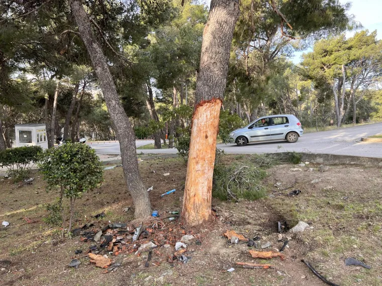 Ovo je mjesto stravične nesreće kod Trogira. Dvojica mladića jurili autom pa se zabili u drvo