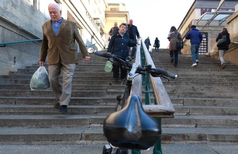 Kakav majstor! Ma samo pogledajte gdje je ovaj gospodin zavezao bicikl, i to u samom centru grada