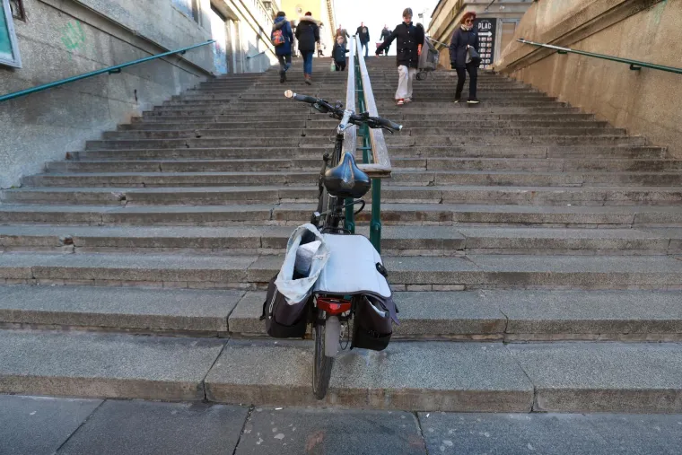 Kakav majstor! Ma samo pogledajte gdje je ovaj gospodin zavezao bicikl, i to u samom centru grada