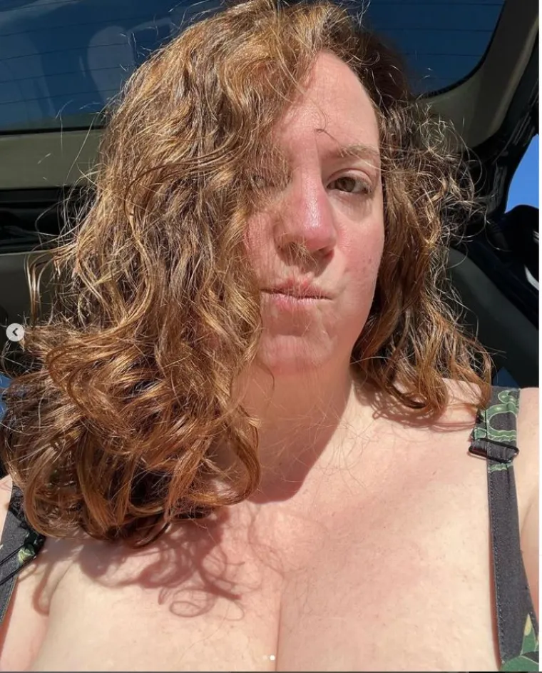 Mama s velikim grudima i oblinama voli se oskudno oblačiti: 'Trolovi kažu da bih se trebala pokriti, ali nije me briga'