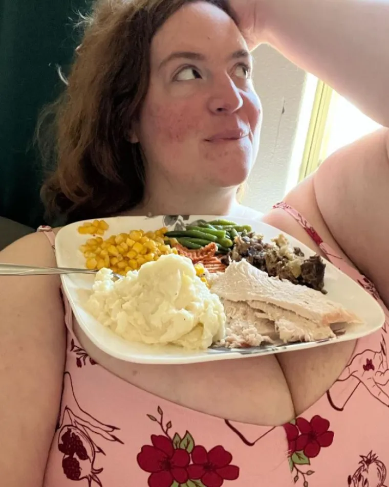 Mama s velikim grudima i oblinama voli se oskudno oblačiti: 'Trolovi kažu da bih se trebala pokriti, ali nije me briga'