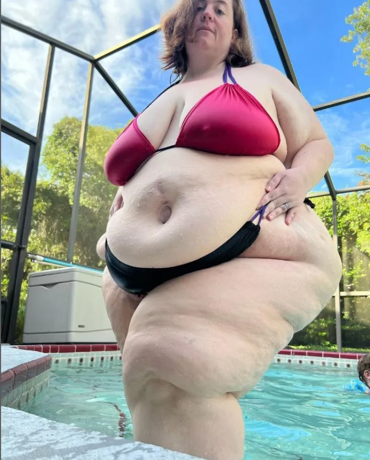 Mama s velikim grudima i oblinama voli se oskudno oblačiti: 'Trolovi kažu da bih se trebala pokriti, ali nije me briga'